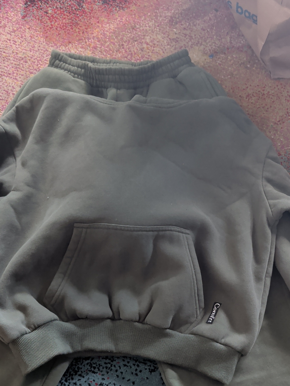 Comfrt - Kids Olive Green Joggers And Sweatshirt with Pockets. - kid size L